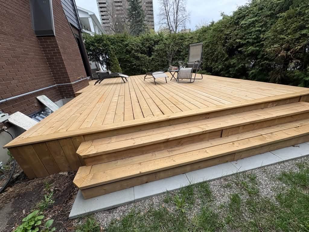 New cedar backyard deck